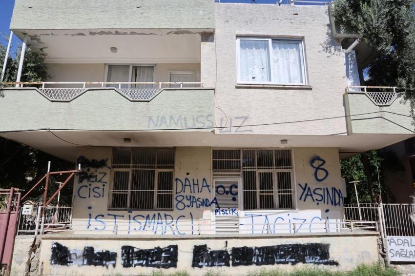 Kiracısının 8 yaşındaki erkek torununa cinsel istismar! Mahalleli tacizcinin evine sprey boya ile yazılar yazdı