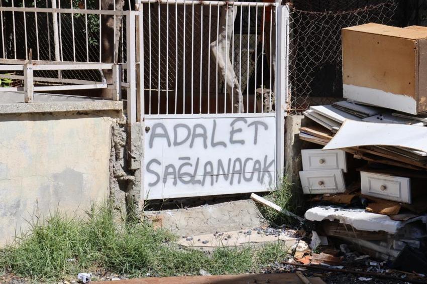 Kiracısının 8 yaşındaki erkek torununa cinsel istismar! Mahalleli tacizcinin evine sprey boya ile yazılar yazdı