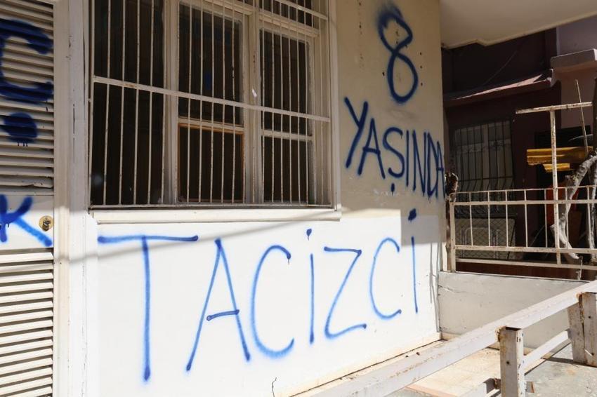 Kiracısının 8 yaşındaki erkek torununa cinsel istismar! Mahalleli tacizcinin evine sprey boya ile yazılar yazdı