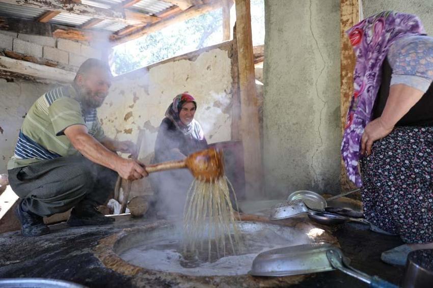 Adana'da meşe külüyle harmanlayıp ekonomiye kazandırıyorlar! 10 Kilogramdan 1 kilogram elde ediyorlar