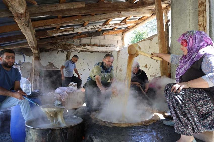 Adana'da meşe külüyle harmanlayıp ekonomiye kazandırıyorlar! 10 Kilogramdan 1 kilogram elde ediyorlar