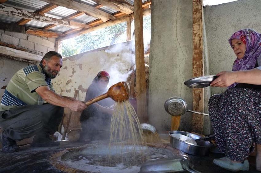 Adana'da meşe külüyle harmanlayıp ekonomiye kazandırıyorlar! 10 Kilogramdan 1 kilogram elde ediyorlar