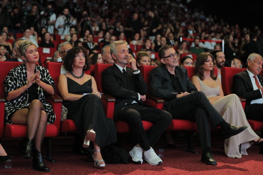 Altın Koza'da ödüller sahiplerini buldu: Törene damga vurdu: Sinema umuttur