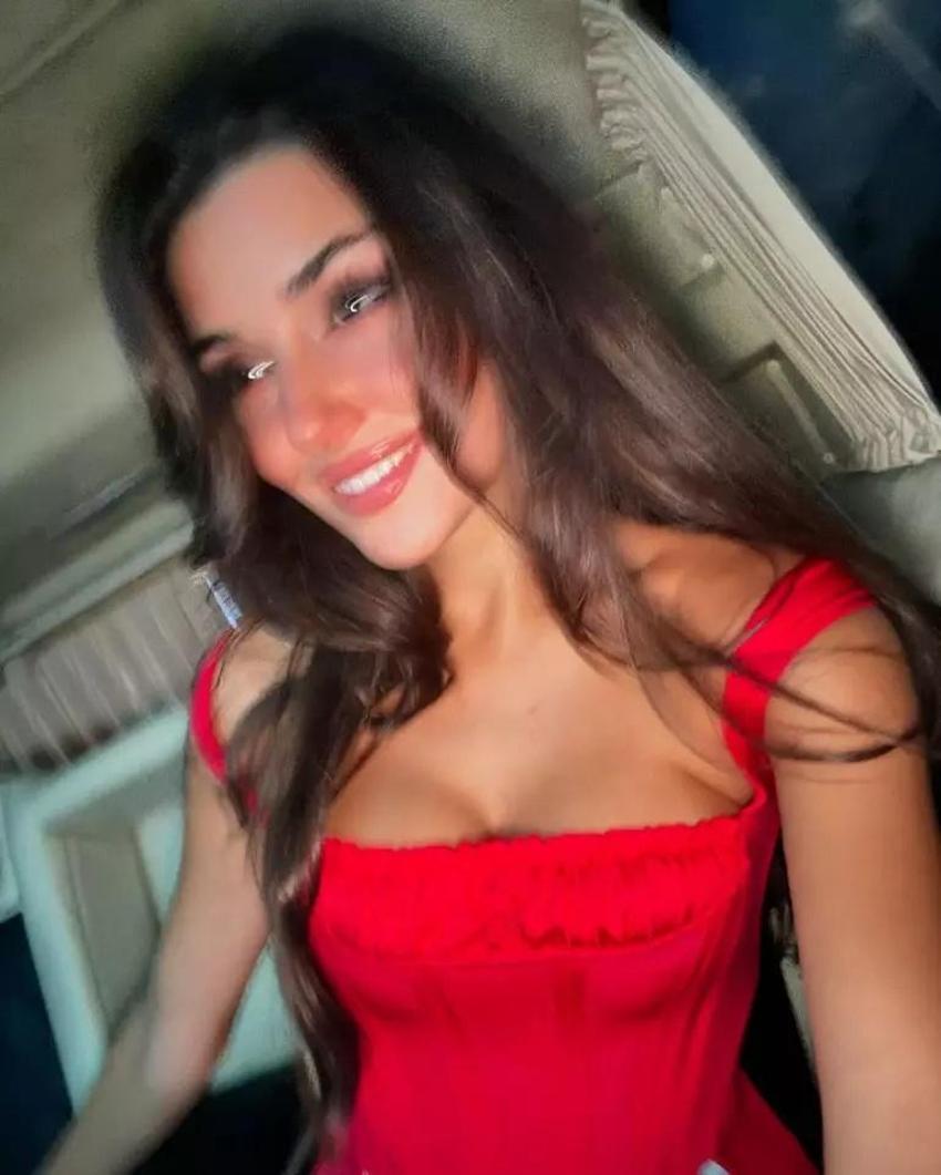 Hande Erçel'in iddialı kombini nefes kesti