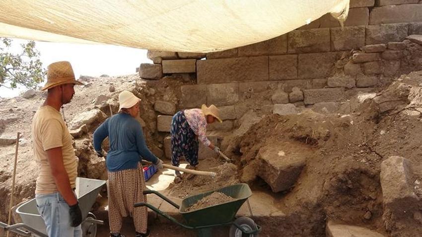 Assos Antik Kenti'nde 1700 yıllık lazımlıklar gün yüzüne çıkarıldı