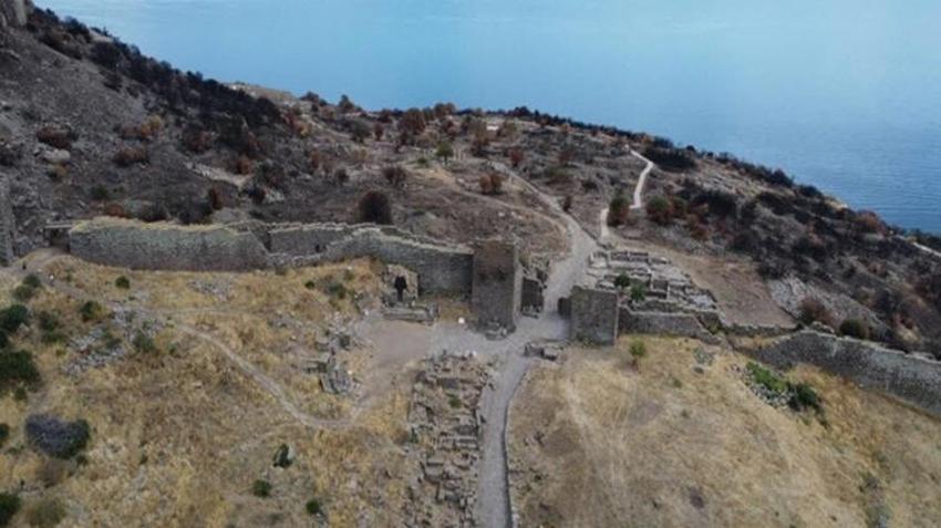 Assos Antik Kenti'nde 1700 yıllık lazımlıklar gün yüzüne çıkarıldı