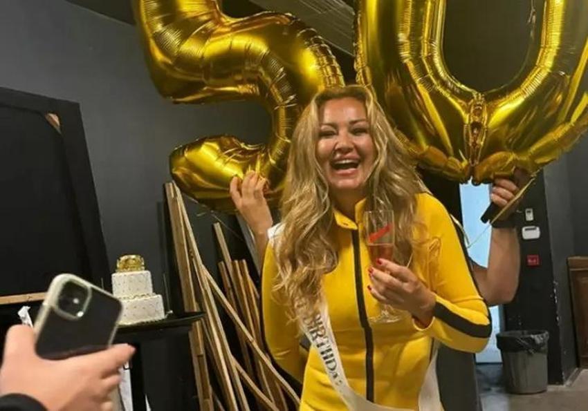 Pınar Altuğ'un 50. yaş pozu! Sarı tulumu dillere düştü
