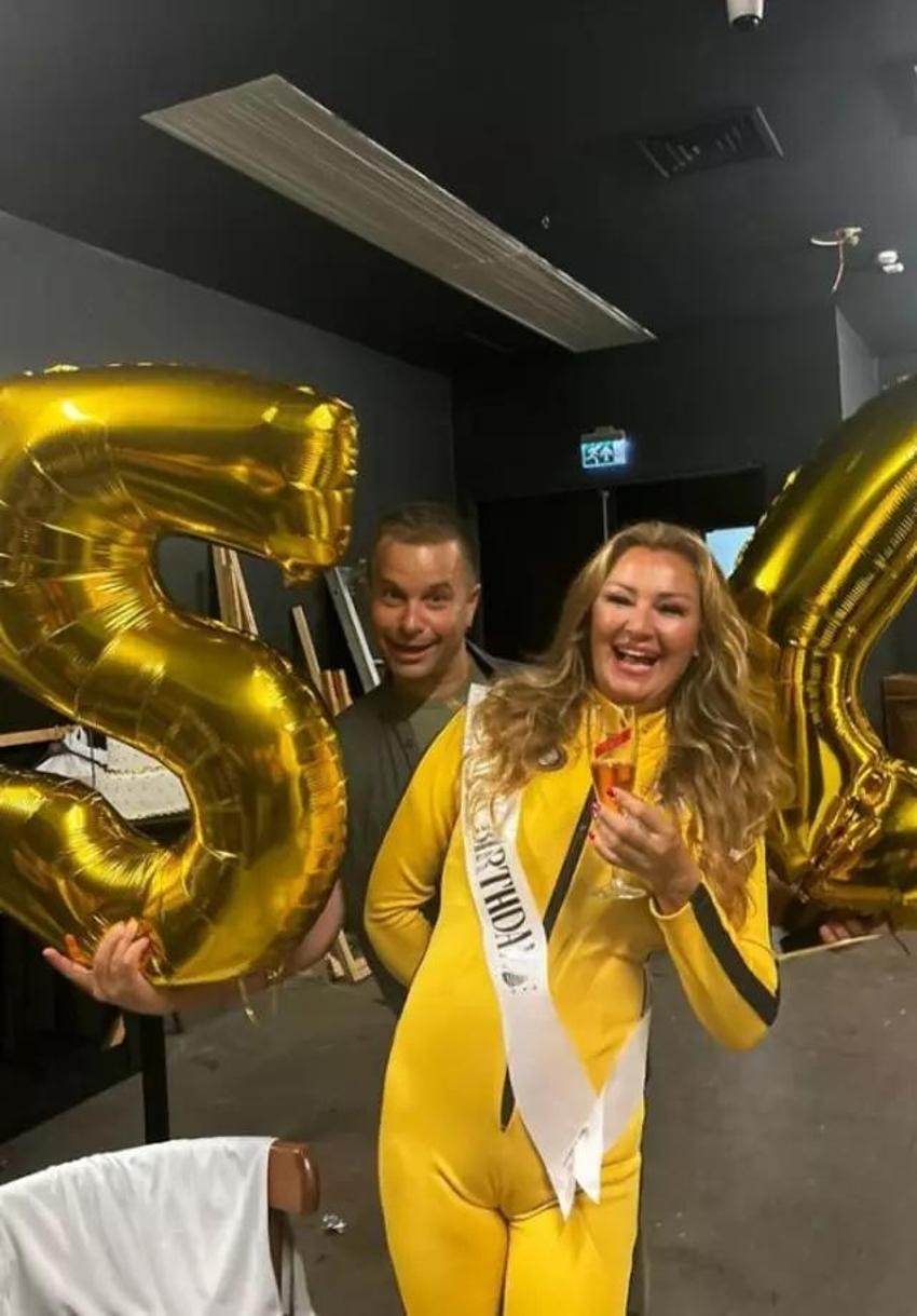 Pınar Altuğ'un 50. yaş pozu! Sarı tulumu dillere düştü
