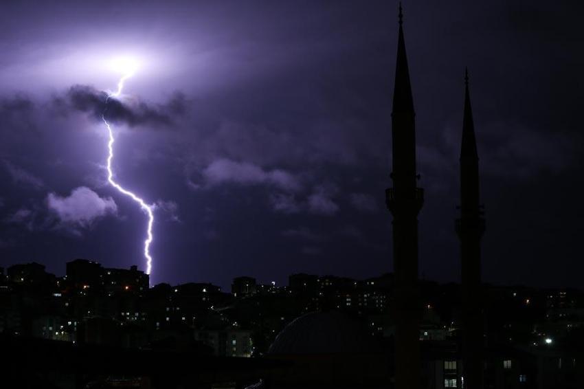 Aşırı sıcaklar yerini soğuk havaya bırakıyor: Sağanak yağışlar yurda giriş yaptı Meteoroloji illeri tek tek açıkladı