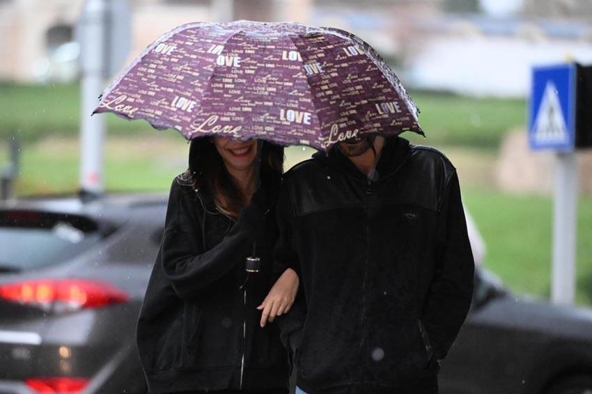 Aşırı sıcaklar yerini soğuk havaya bırakıyor: Sağanak yağışlar yurda giriş yaptı Meteoroloji illeri tek tek açıkladı