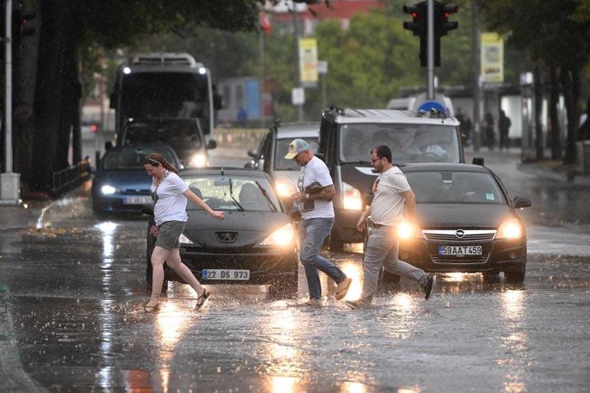 Aşırı sıcaklar yerini soğuk havaya bırakıyor: Sağanak yağışlar yurda giriş yaptı Meteoroloji illeri tek tek açıkladı