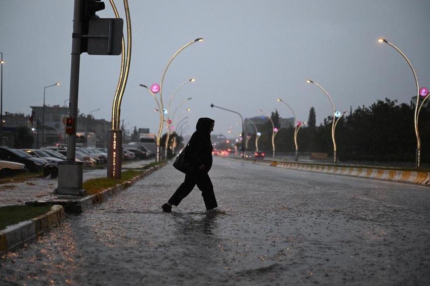 Aşırı sıcaklar yerini soğuk havaya bırakıyor: Sağanak yağışlar yurda giriş yaptı Meteoroloji illeri tek tek açıkladı