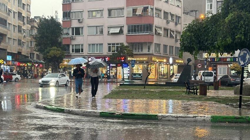 Aşırı sıcaklar yerini soğuk havaya bırakıyor: Sağanak yağışlar yurda giriş yaptı Meteoroloji illeri tek tek açıkladı