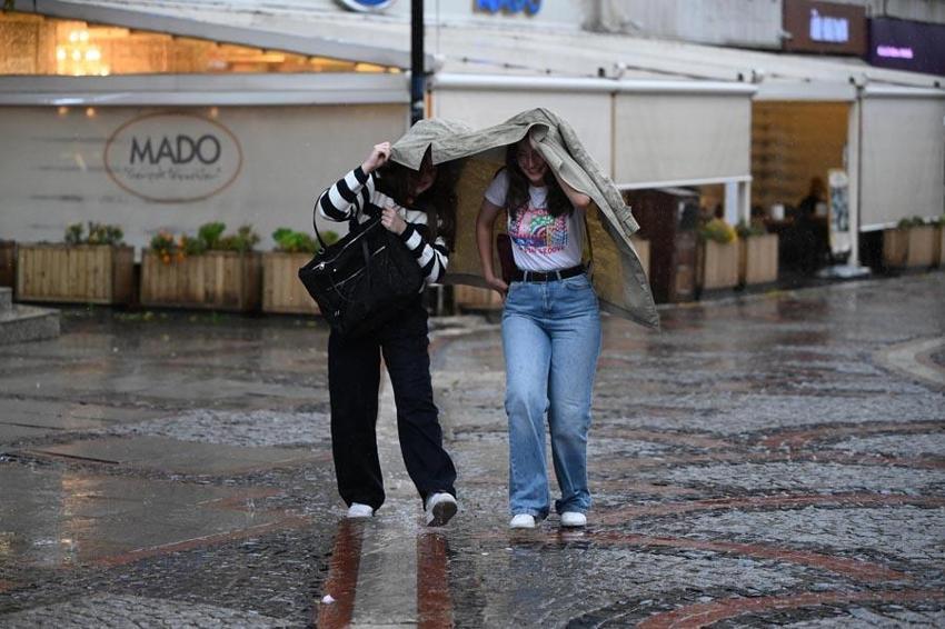 Aşırı sıcaklar yerini soğuk havaya bırakıyor: Sağanak yağışlar yurda giriş yaptı Meteoroloji illeri tek tek açıkladı
