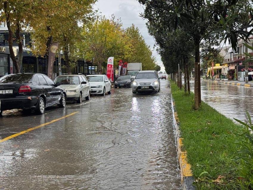 Aşırı sıcaklar yerini soğuk havaya bırakıyor: Sağanak yağışlar yurda giriş yaptı Meteoroloji illeri tek tek açıkladı