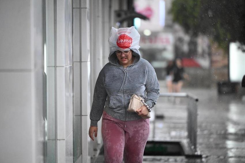 Aşırı sıcaklar yerini soğuk havaya bırakıyor: Sağanak yağışlar yurda giriş yaptı Meteoroloji illeri tek tek açıkladı