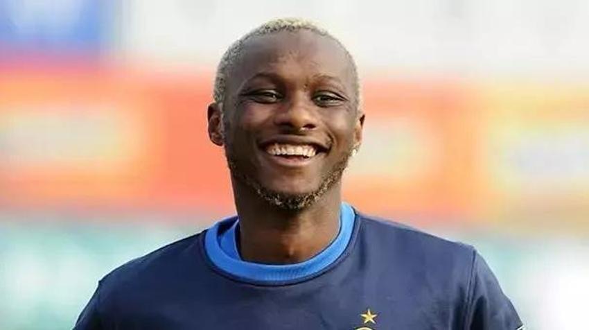 Eski futbolcu Yattara aşka geldi! Sabah 6'da çorbacıda kız arkadaşını öpücüklere boğdu