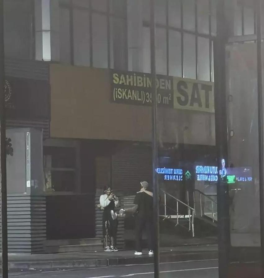 Eski futbolcu Yattara aşka geldi! Sabah 6'da çorbacıda kız arkadaşını öpücüklere boğdu