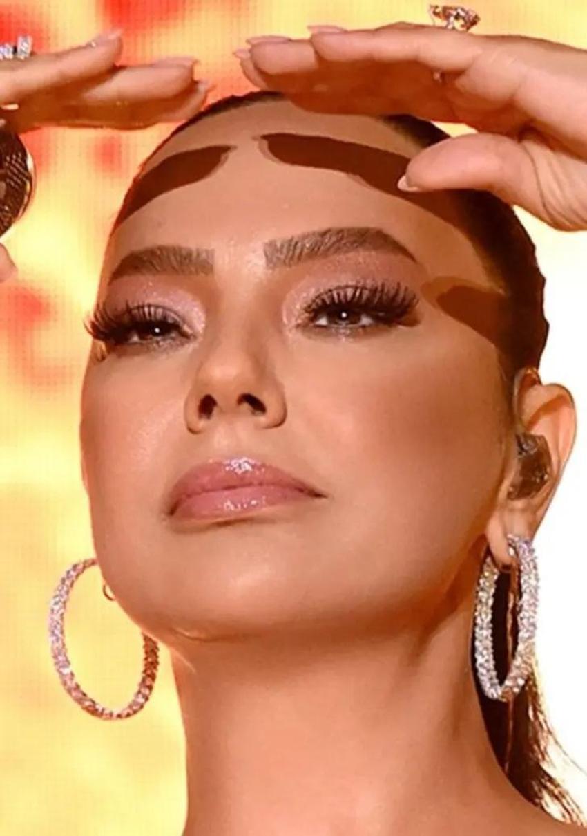 Ebru Gündeş yakın kadraja girdi! Detayı görenler kendini tutamadı!