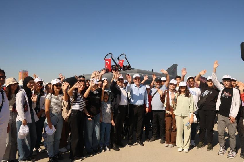 Adana'da TEKNOFEST heyecanı başladı: Bayraktar TB2 ve paramotor gösterisine yoğun ilgi! Bayraktar TB-3 ve ANKA-3 ilk halk uçuşunu  yapacak