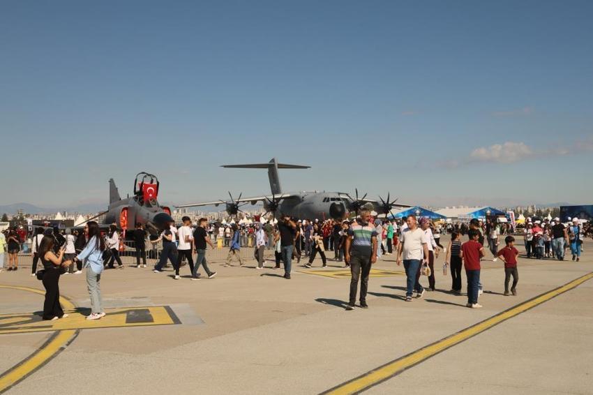 Adana'da TEKNOFEST heyecanı başladı: Bayraktar TB2 ve paramotor gösterisine yoğun ilgi! Bayraktar TB-3 ve ANKA-3 ilk halk uçuşunu  yapacak