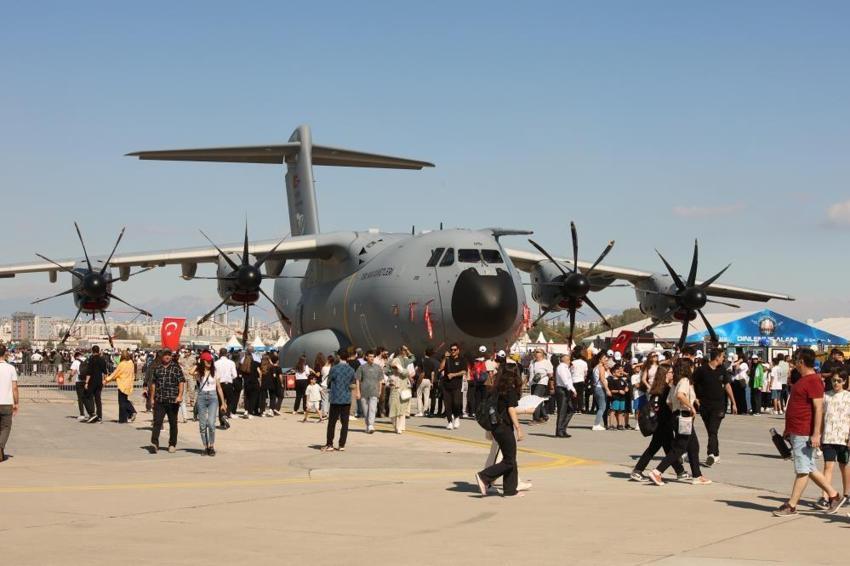 Adana'da TEKNOFEST heyecanı başladı: Bayraktar TB2 ve paramotor gösterisine yoğun ilgi! Bayraktar TB-3 ve ANKA-3 ilk halk uçuşunu  yapacak