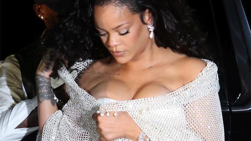 Rihanna bu tarzıyla en yüksek notu aldı! Ellerini göğüslerinden indirmedi