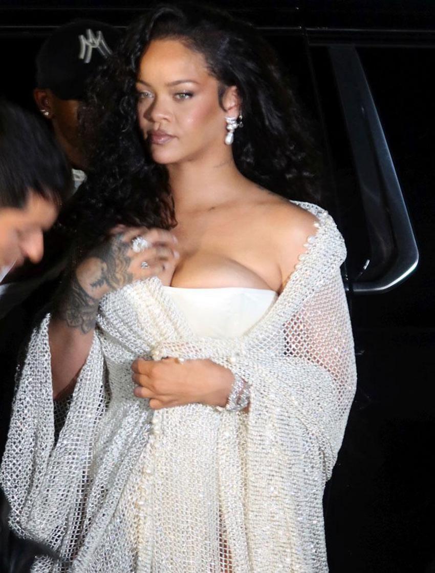 Rihanna bu tarzıyla en yüksek notu aldı! Ellerini göğüslerinden indirmedi