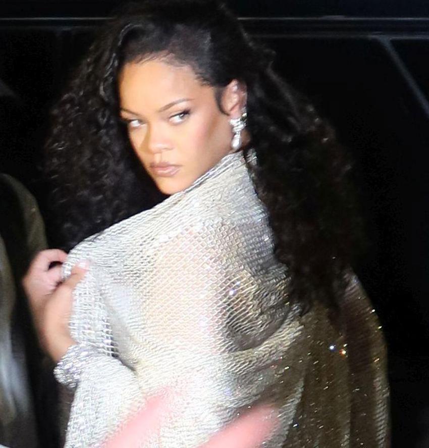 Rihanna bu tarzıyla en yüksek notu aldı! Ellerini göğüslerinden indirmedi