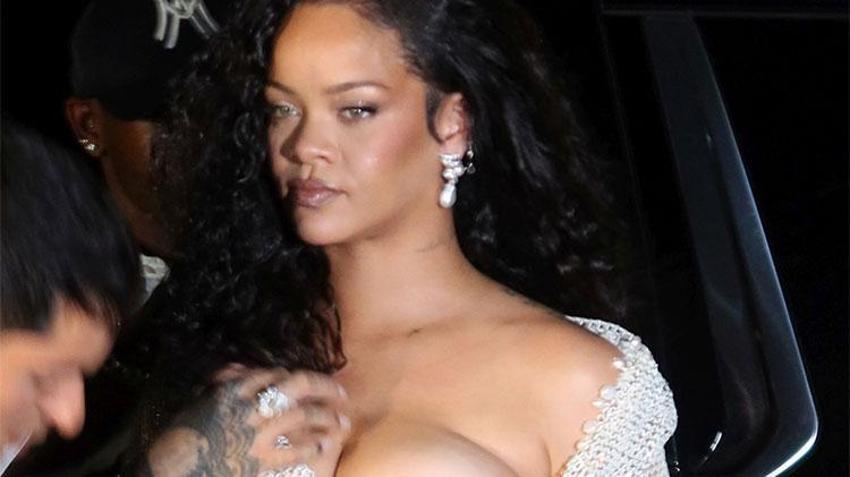Rihanna bu tarzıyla en yüksek notu aldı! Ellerini göğüslerinden indirmedi