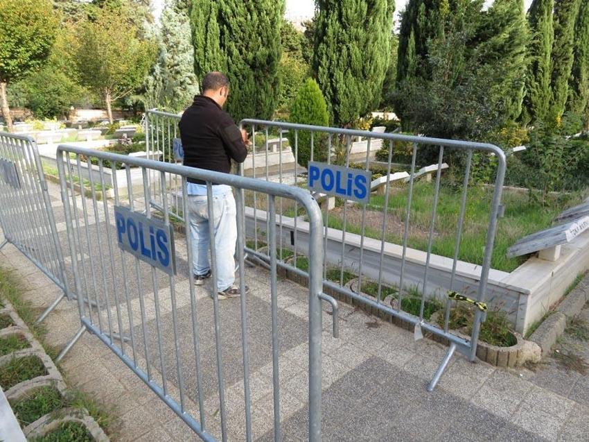 Cem Garipoğlu'nun mezarının etrafında polisten bariyerli önlem