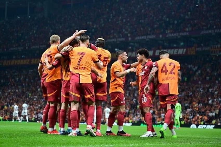 Okan Buruk'un RFS maçı 11'ini tahtaya yazdı
