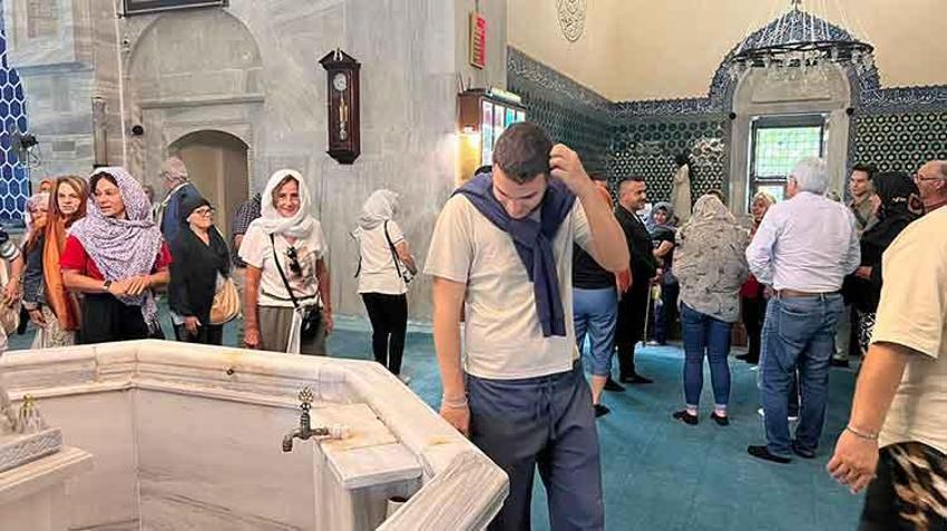 Camiye girerken etek giyen erkek turistler sosyal medyayı salladı: Bursa’da tarihi Yeşil Cami'de etek şaşkınlığı