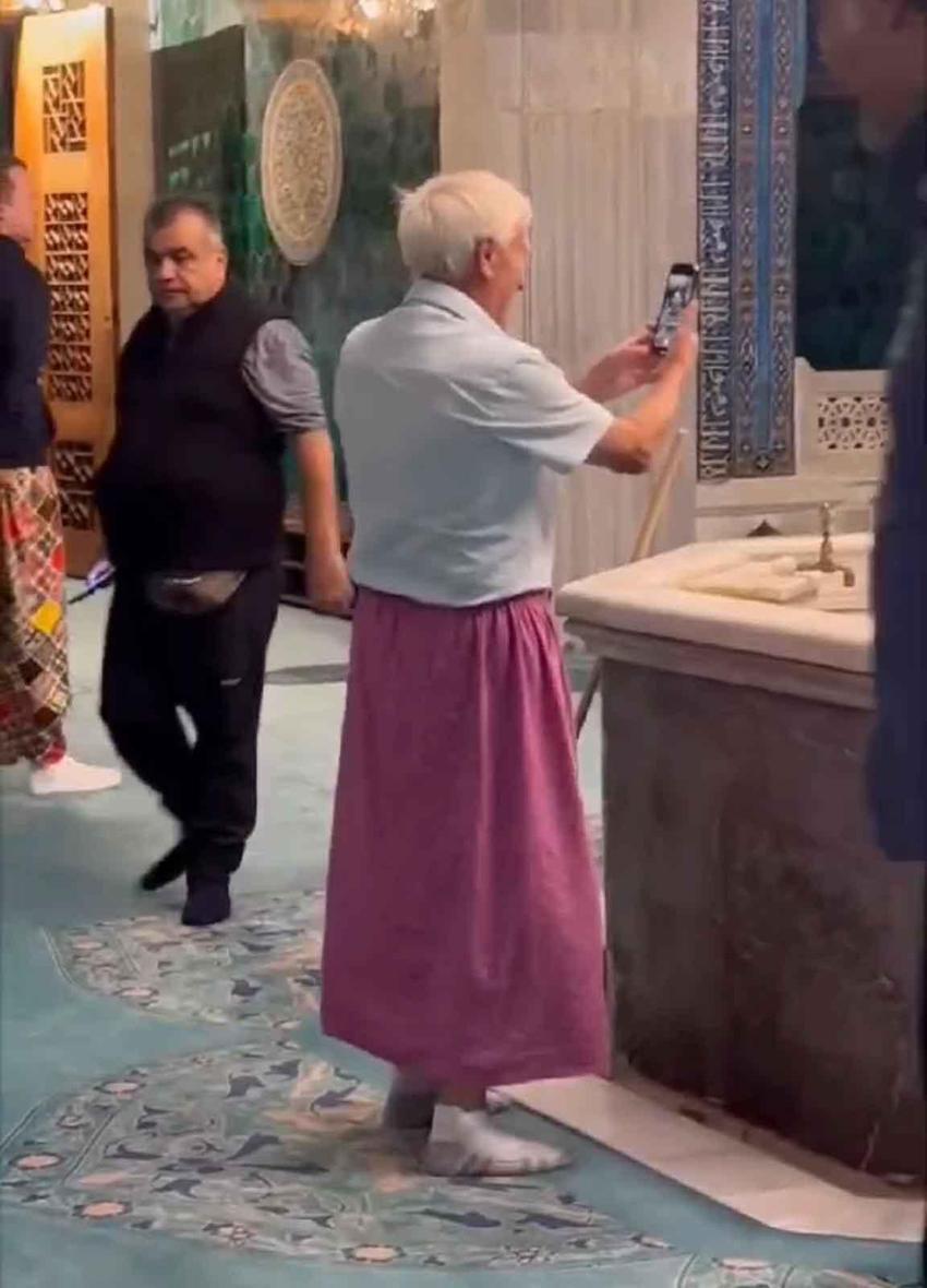 Camiye girerken etek giyen erkek turistler sosyal medyayı salladı: Bursa’da tarihi Yeşil Cami'de etek şaşkınlığı