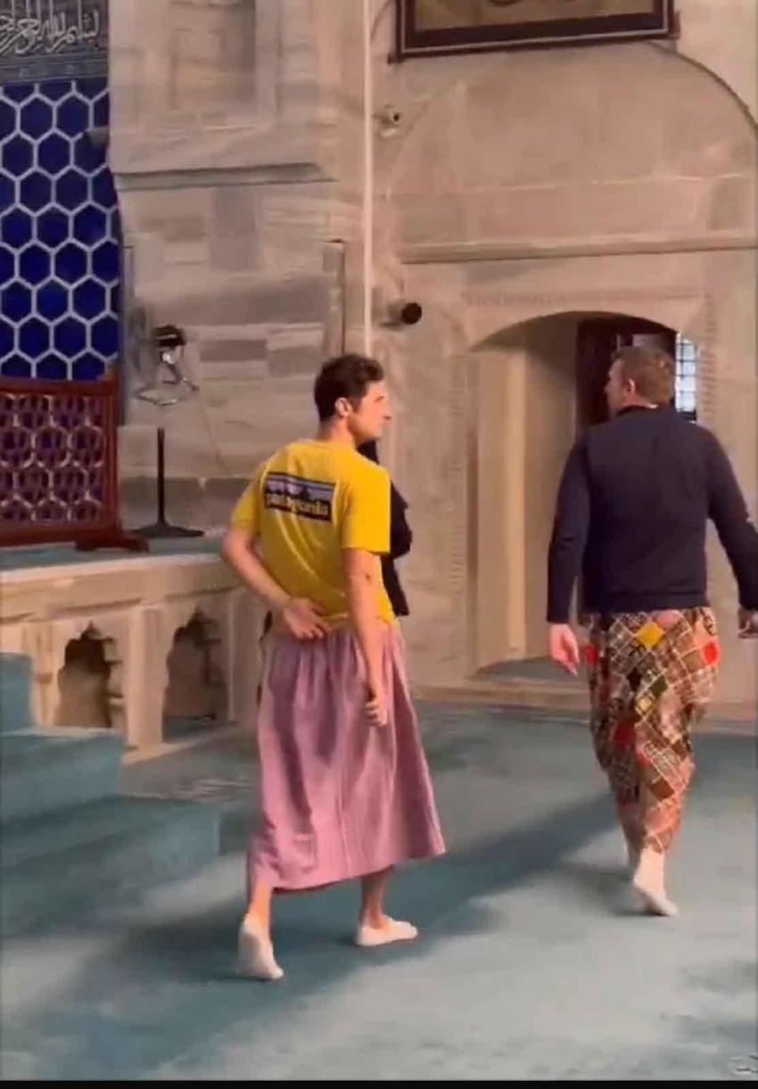 Camiye girerken etek giyen erkek turistler sosyal medyayı salladı: Bursa’da tarihi Yeşil Cami'de etek şaşkınlığı