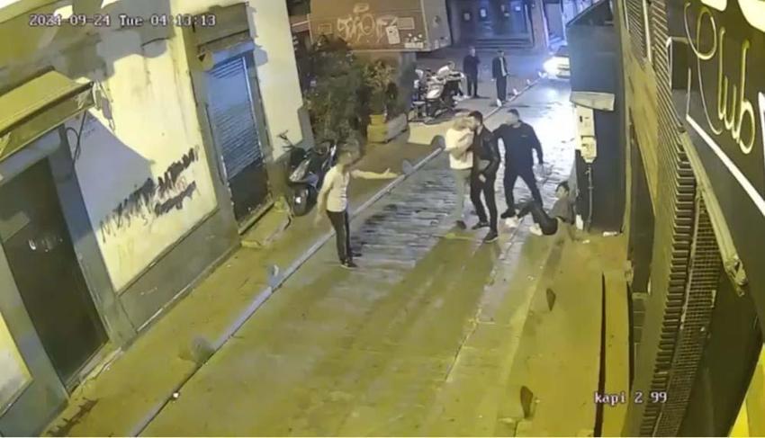 İstanbul'un göbeğinde mide bulandıran anlar! Genç kadını duvara sıkıştırıp istismar ettiler