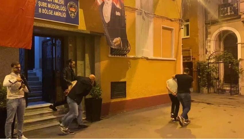 İstanbul'un göbeğinde mide bulandıran anlar! Genç kadını duvara sıkıştırıp istismar ettiler