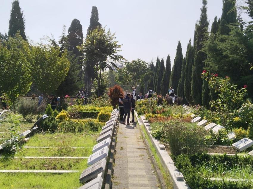 Cem Garipoğlu’nun mezarında kemik ve kafatası detayı! Poşeti görünce açıkladı: derin şüphe ve kuşku uyandırıyor