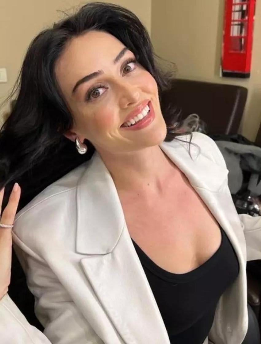 Esra Bilgiç'ten çok cesur pozlar! Siyah mini elbisesi...
