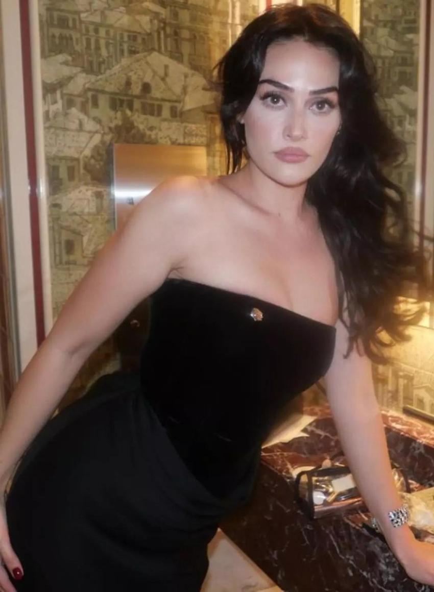 Esra Bilgiç'ten çok cesur pozlar! Siyah mini elbisesi...
