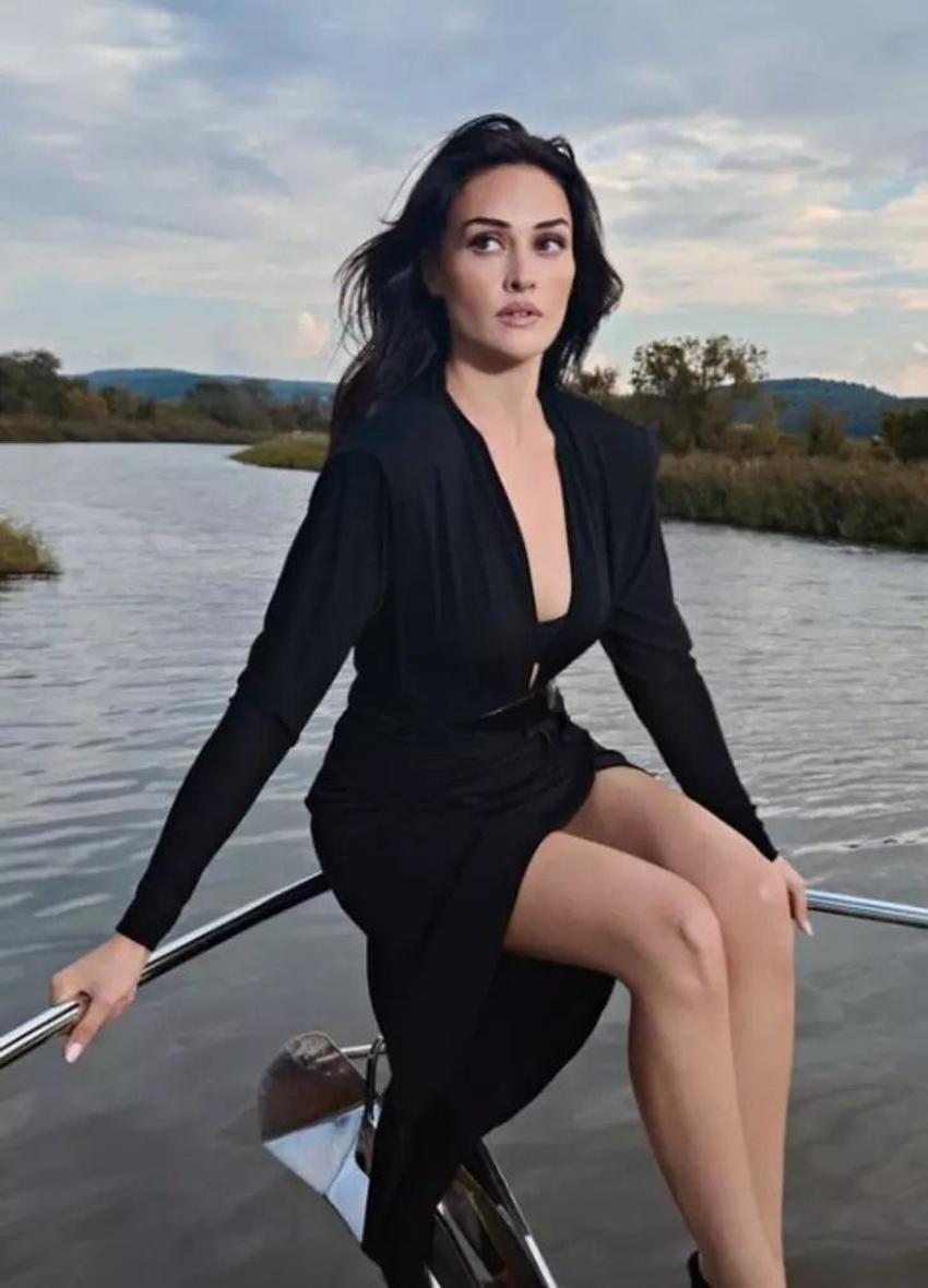 Esra Bilgiç'ten çok cesur pozlar! Siyah mini elbisesi...
