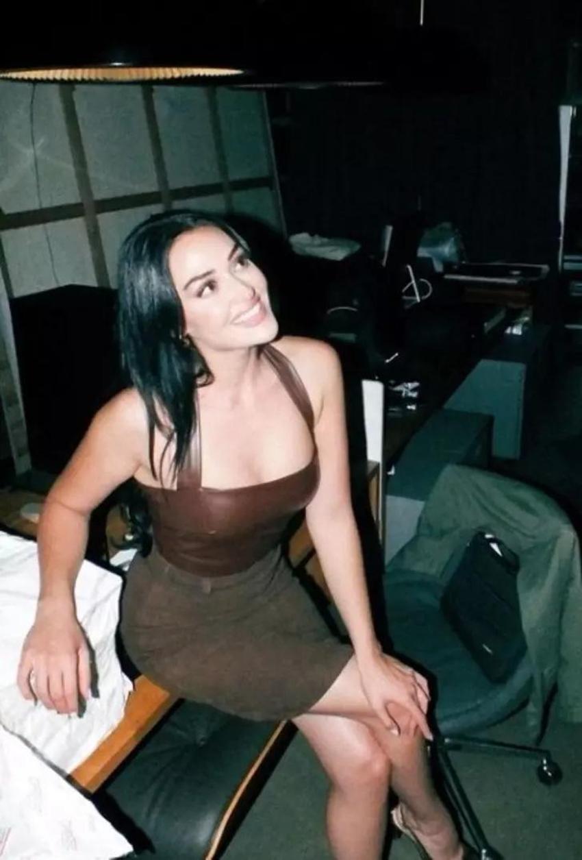 Esra Bilgiç'ten çok cesur pozlar! Siyah mini elbisesi...
