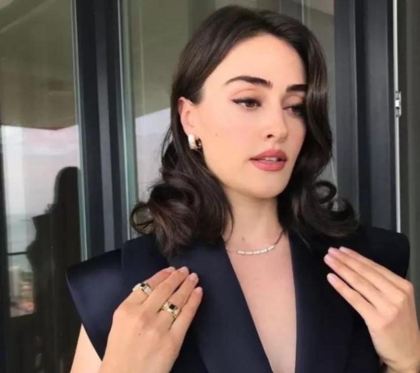 Esra Bilgiç'ten çok cesur pozlar! Siyah mini elbisesi...
