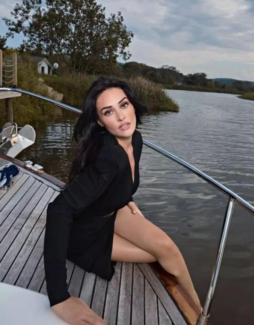 Esra Bilgiç'ten çok cesur pozlar! Siyah mini elbisesi...
