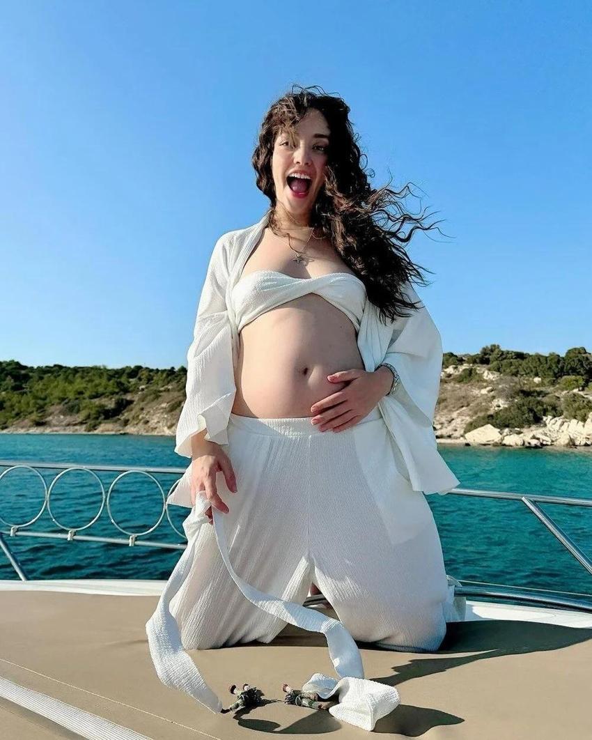 Zeynep Tuğçe Bayat'tan karnı burnunda ayna pozu
