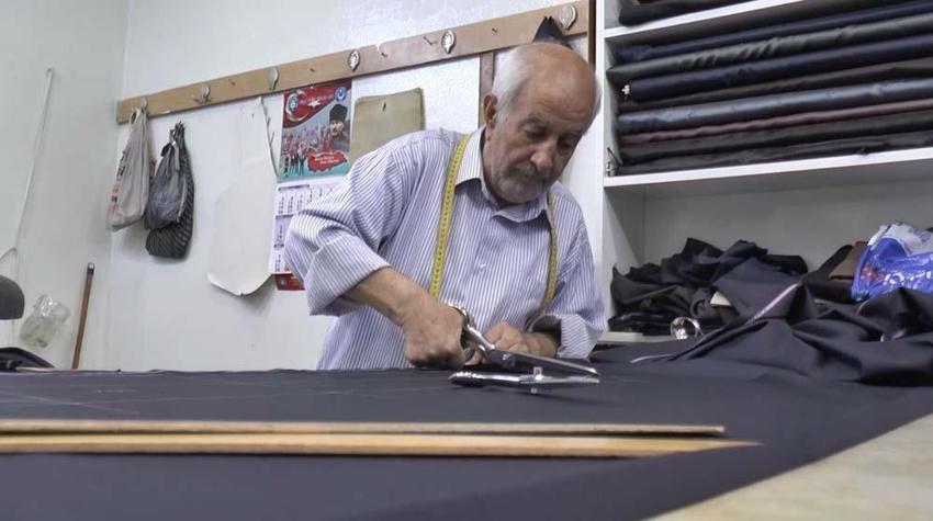 70 yaşındaki terzi Cemal ustanın meslek aşkı hayran bırakıyor!