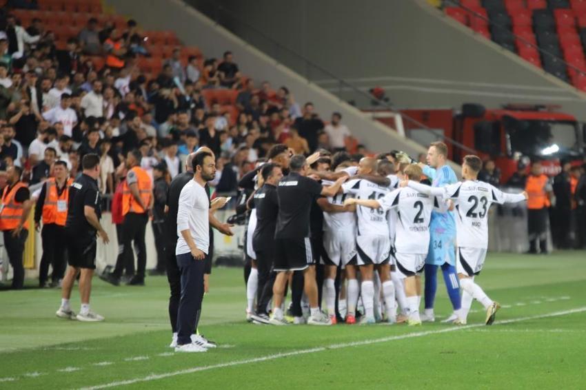 1-1 sonrası Bronckhorst'a sert tepki! Rafa Silva, Immobile deyip ekledi: Vay halinize, yerle bir eder