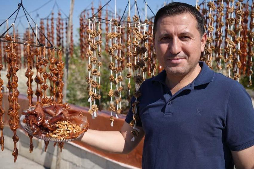 Kilis'te kışın vazgeçilmez lezzeti cevizli sucuk mesaisi başladı! Üzüm suyu, ceviz ve badem kullanılıyor enerjiyi tavan yaptırıyor