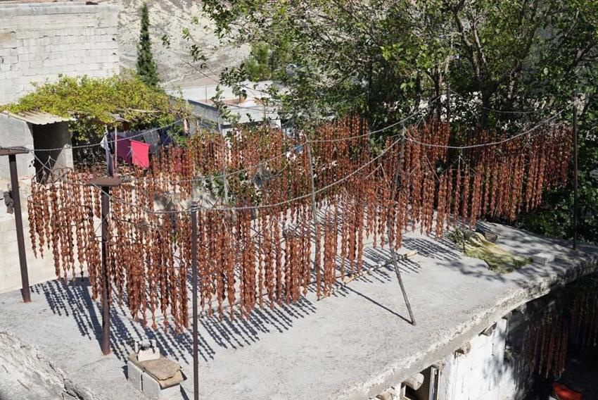 Kilis'te kışın vazgeçilmez lezzeti cevizli sucuk mesaisi başladı! Üzüm suyu, ceviz ve badem kullanılıyor enerjiyi tavan yaptırıyor