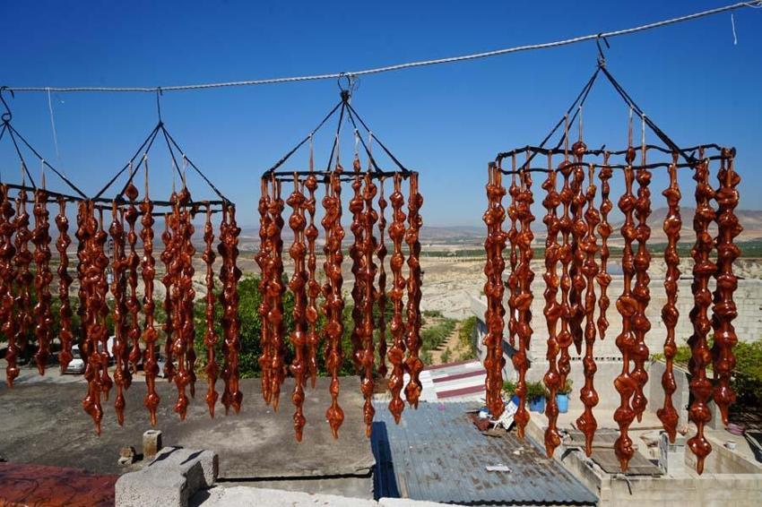 Kilis'te kışın vazgeçilmez lezzeti cevizli sucuk mesaisi başladı! Üzüm suyu, ceviz ve badem kullanılıyor enerjiyi tavan yaptırıyor